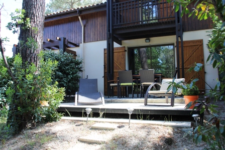 Pavillon avec jardinet et terrasse